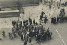 606037 Afbeelding van de Bevrijdingsoptocht ter hoogte van de Viebrug te Utrecht, vermoedelijk kort na het ...